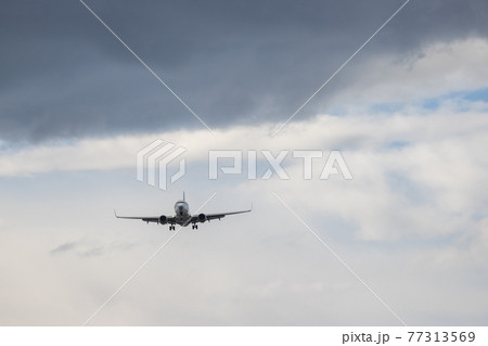 まもなく羽田空港に着陸する旅客機 まもなく羽田空港に着陸する旅客機 77313569