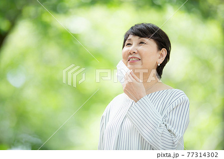 新緑　シニア女性　マスク 77314302