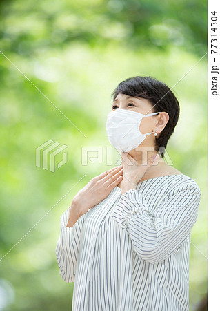 新緑　シニア女性　マスク 77314304