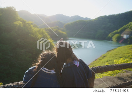 湖を眺める姉妹 湖を眺める姉妹 77315408