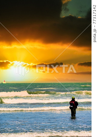 夕刻の釣り人 77317142