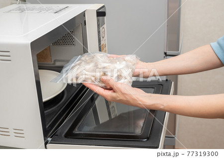 冷凍保存していたブナシメジ解凍 冷凍保存していたブナシメジ解凍 77319300