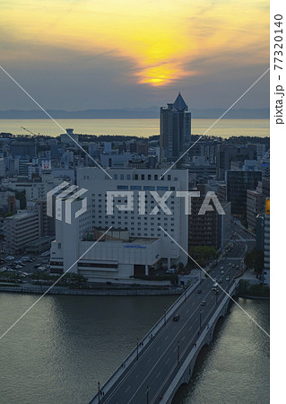 新潟市 萬代橋と日本海に沈む夕日 77320140
