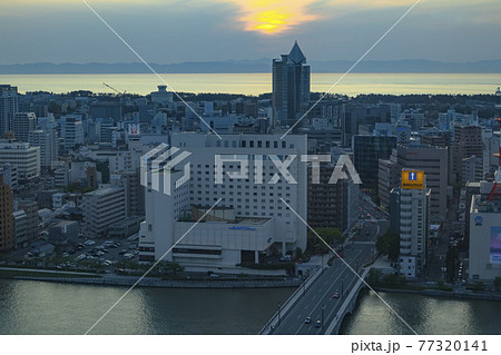 新潟市 萬代橋と日本海に沈む夕日 77320141