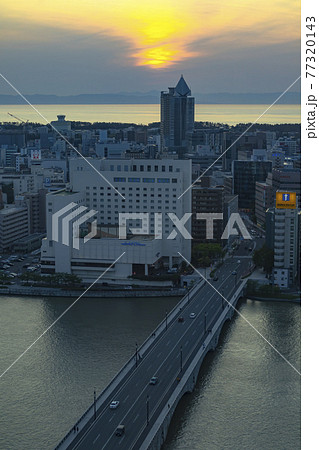 新潟市 萬代橋と日本海に沈む夕日 新潟市 萬代橋と日本海に沈む夕日 77320143