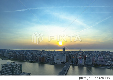 新潟市 萬代橋と日本海に沈む夕日 77320145