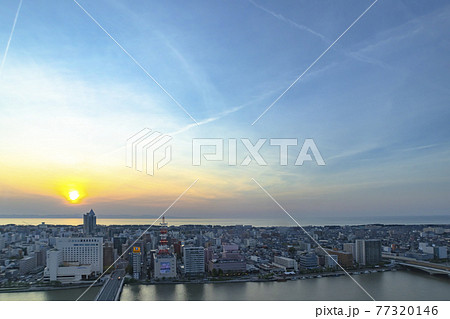新潟市 萬代橋と日本海に沈む夕日 77320146