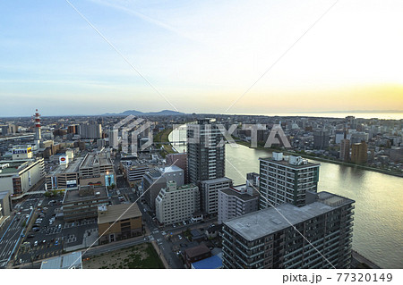 新潟市 信濃川と日本海に沈む夕日 77320149