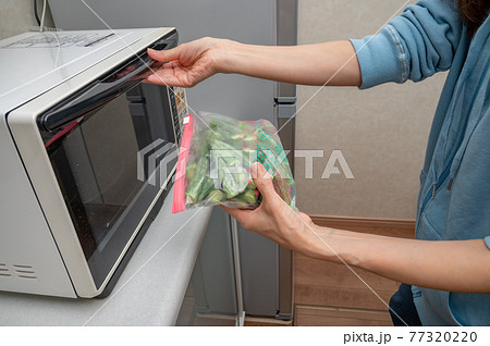 冷凍保存していたオクラを解凍 77320220