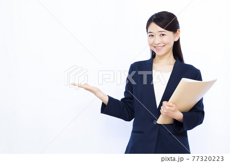 紹介している30代のビジネスウーマン 77320223