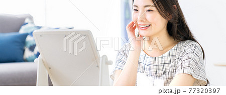 鏡を見る若い女性 77320397
