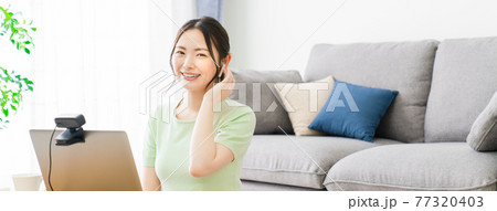 自宅でテレワークをする女性 自宅でテレワークをする女性 77320403