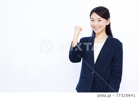 ガッツポーズをしている30代のビジネスウーマン 77320641