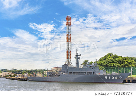 [神奈川・横須賀] 横須賀海軍施設のシグナルタワーの前にある停泊中の海洋観測艦「しょうなん」。 77320777