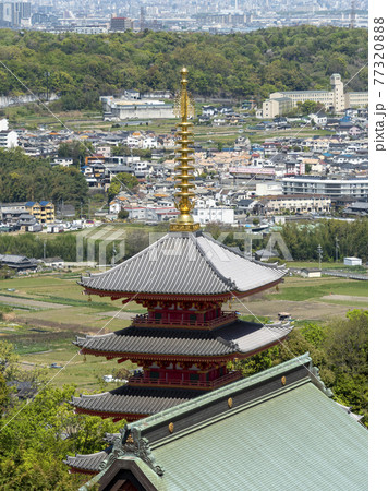 寺院と大阪の市街地の風景 77320888