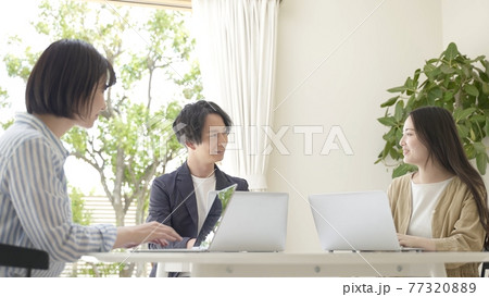 オフィスでミーティングをする人々 77320889