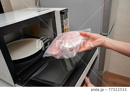 冷凍保存してた豚肉を解凍 冷凍保存してた豚肉を解凍 77322533