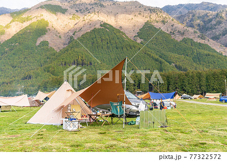 「静岡県」オートキャンプ場でテントとタープを連結して張る 77322572