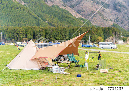 「静岡県」オートキャンプ場でテントとタープを連結して張る 「静岡県」オートキャンプ場でテントとタープを連結して張る 77322574