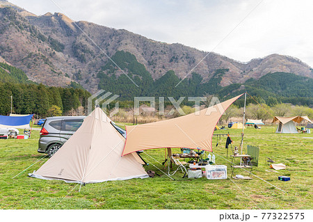 「静岡県」オートキャンプ場でテントとタープを連結して張る 77322575