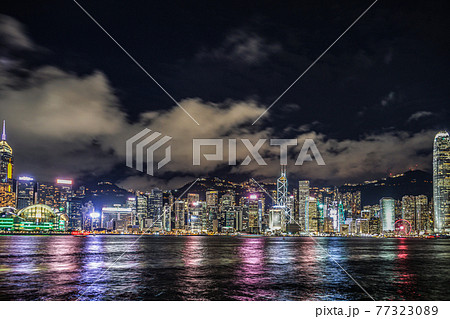 ビクトリア ハーバーから見える香港の夜景の写真素材