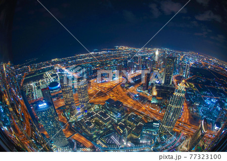 ブルジュ・ハリファの展望台から見えるドバイの夜景 77323100