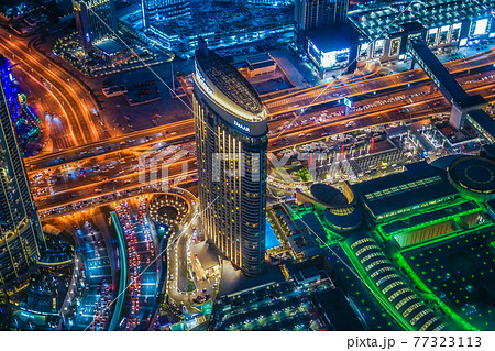 ブルジュ・ハリファの展望台から見えるドバイの夜景 ブルジュ・ハリファの展望台から見えるドバイの夜景 77323113