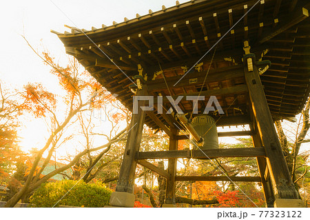 梵鐘と紅葉のイメージ 梵鐘と紅葉のイメージ 77323122
