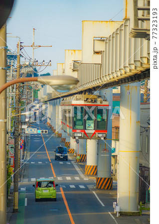 湘南モノレールと大船の街並み 77323193