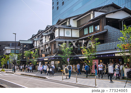 日本の小田原都市景観　小田原駅東口再開発・ミナカ小田原。低層部は宿場町をイメージ 77324005