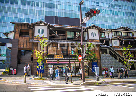 日本の小田原都市景観　小田原駅東口再開発・ミナカ小田原。低層部は宿場町をイメージ。ローソンも和風 77324116