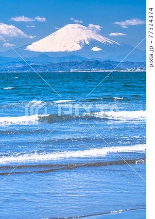 《神奈川県》片瀬西浜・富士山を望む海岸 77324374