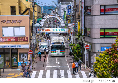 日本の小田原都市景観 小田原駅前の東通り商店街などを望む 日本の小田原都市景観 小田原駅前の東通り商店街などを望む 77324430