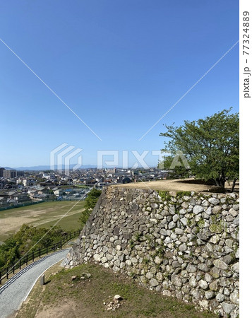 晴れの日の松阪城と石垣 77324889