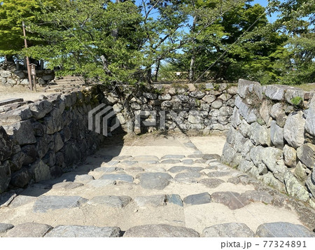 晴れの日の松阪城と石垣 晴れの日の松阪城と石垣 77324891