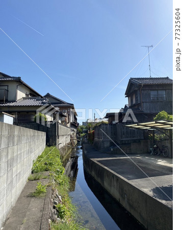 風情ある田舎町を散策するの写真素材