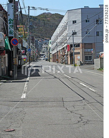 小樽 旧国鉄手宮線から船見坂に向かう通りの写真素材