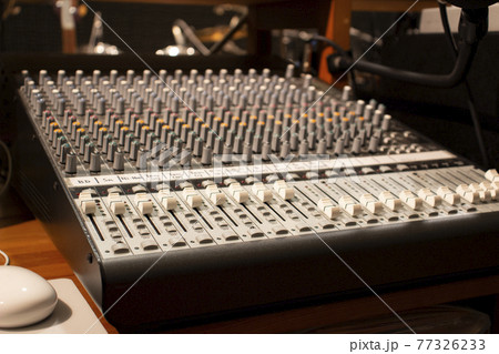 スタジオに設置されたミキサー 77326233