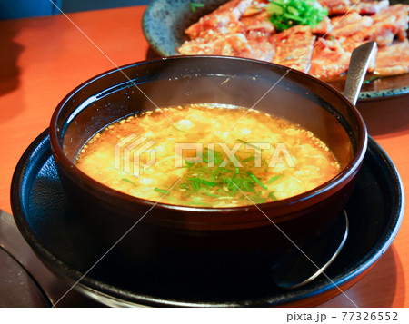 焼肉屋で食べるあつあつのチゲスープ 焼肉屋で食べるあつあつのチゲスープ 77326552
