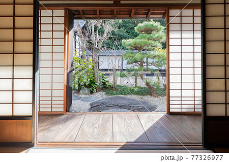 和室から眺める縁側と庭園 77326977