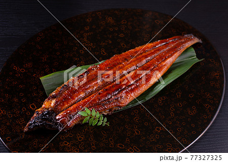 国産うなぎの蒲焼き 77327325