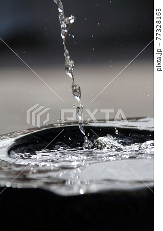 温泉の源泉をひいた手水鉢 77328163