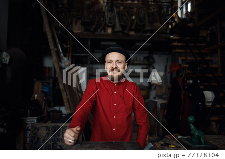 The portrait artist in his studio 77328304