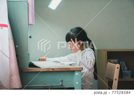 指を使って計算する小学1年生 指を使って計算する小学1年生 77328384