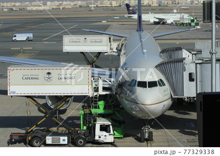 サウジアラビア にて機内備品搭載中の飛行機 77329338