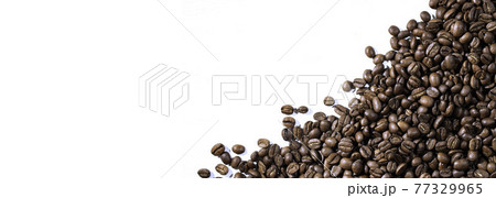 白背景とコーヒー豆（深入りのブレンドコーヒー）：コクがありおいしい 77329965