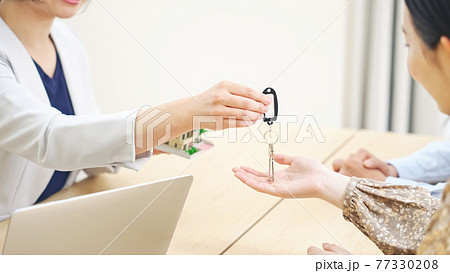 鍵の受け取り　不動産契約 77330208