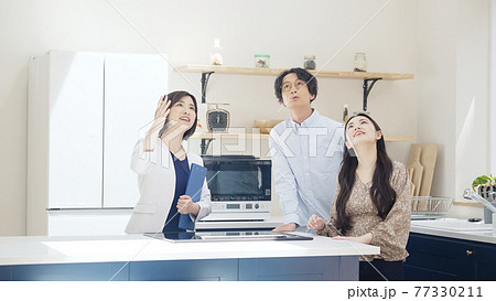 カップルに部屋を案内する女性担当者　モデルハウス　ハウスメーカー　部屋探し 77330211