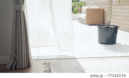 風通しの良い住宅　風に揺れるカーテン　換気 77330239