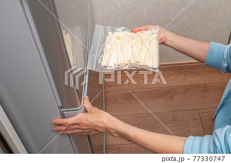 冷凍保存してるエノキタケ 冷凍保存してるエノキタケ 77330747